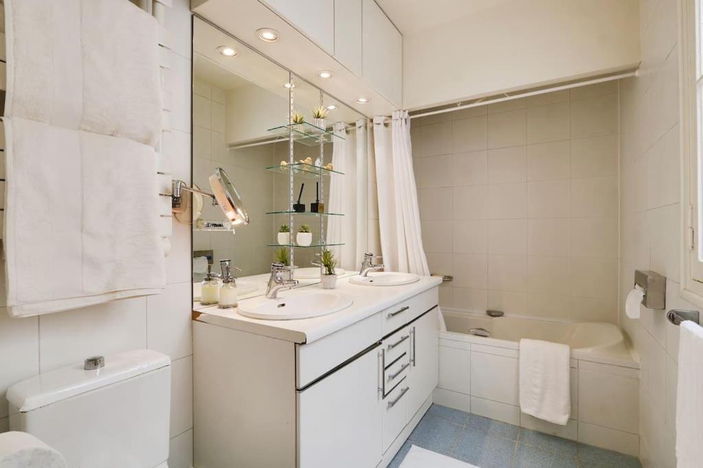 Apartamento Sejour Au Pied De La Tour Eiffel París Exterior foto